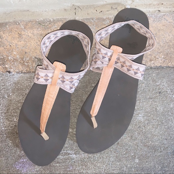 reef women's cushion moon flat sandal